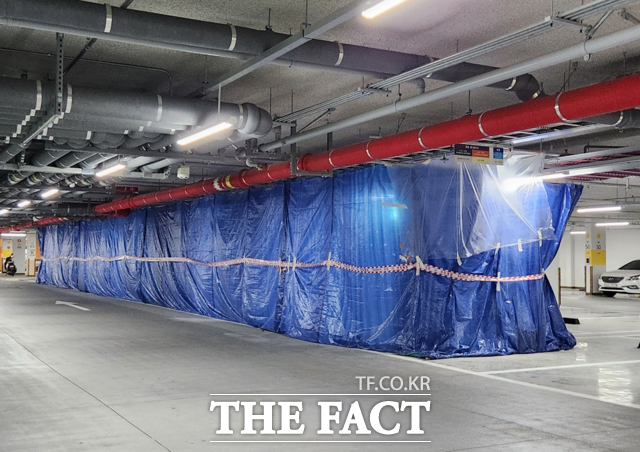 LH가 공급한 파주 운정 동패동 '꽃초롱마을3단지' 아파트의 지하 주차장에 보강공사가 실시되고 있다. 작업 기간은 지난달 11일부터 이달 10일까지다. /최지혜 기자