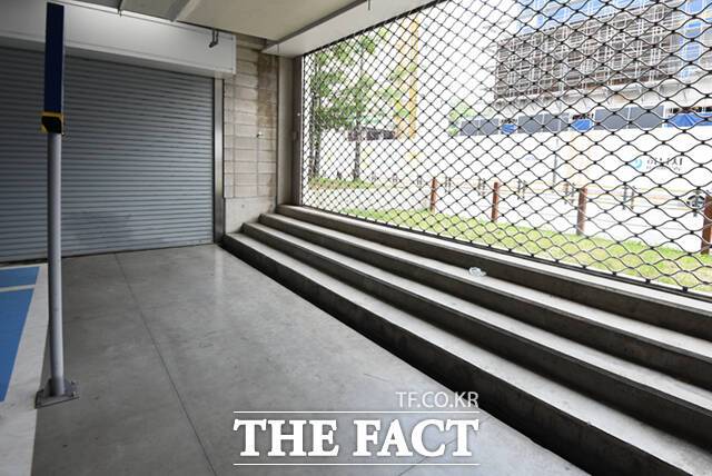 김 씨가 작업 중 쓰러져 발견된 코스트코 하남점 주차장 내 모습. 외부 열기에 그대로 노출되는 곳이다.