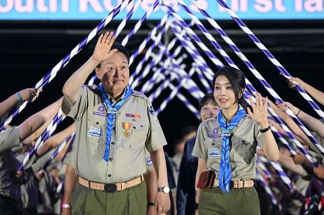 윤석열 대통령과 김건희 여사가 2일 오후 전북 부안 새만금 부지에서 열린 '2023 새만금 제25회 세계스카우트잼버리' 개영식에서 스카우트 최고의 예우를 표하는 장문례를 받으며 입장하고 있다. [이미지출처=연합뉴스]