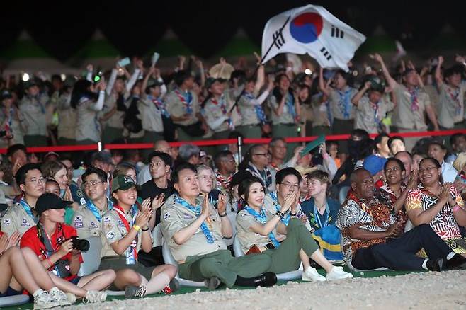 윤석열 대통령과 부인 김건희 여사가 2일 전북 부안군 새만금 일대에서 열린 2023 새만금 제25회 세계스카우트잼버리 개영식에서 대한민국 기수단 입장을 보며 박수치고 있다. ⓒ뉴시스