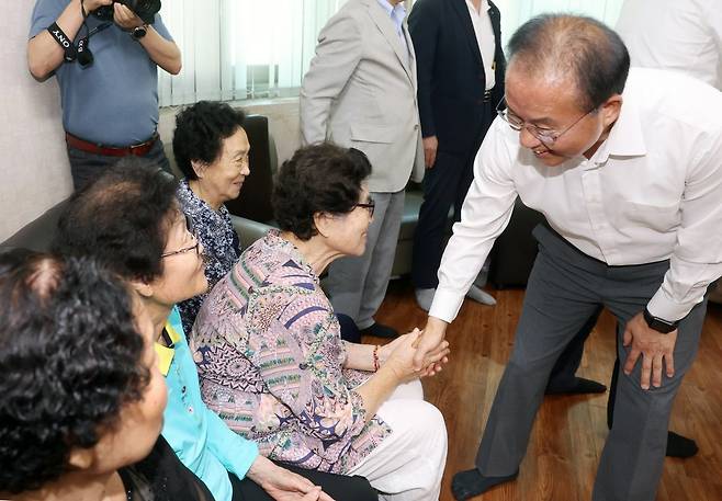 윤재옥 국민의힘 원내대표가 3일 서울 종로구 동원경로당 무더위쉼터를 방문해 폭염 대비 간담회 전 어르신들과 인사하고 있다. 사진공동취재단