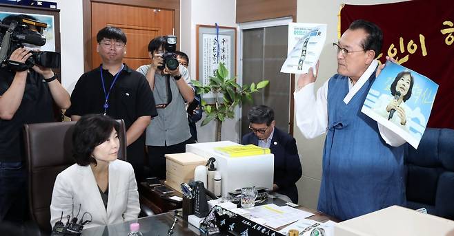 김호일 대한노인회장이 3일 서울 용산구 대한노인회 중앙회에서 노인 비하 발언 논란으로 사과 방문한 더불어민주당 김은경 혁신위원장에게 사과를 받고 면담을 하는 중 더불어민주당 노인 폄하 발언사가 담긴 문서와 김 위원장의 사진을 들고 항의하고 있다. 2023.8.3/뉴스1