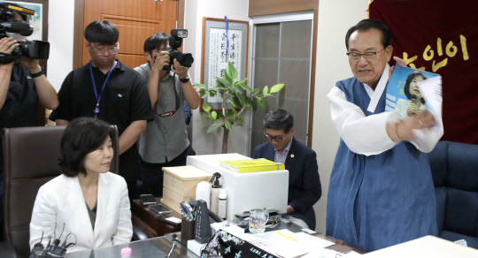 3일 용산 대한노인회 중앙회에서 김호일 회장이 노인폄하 발언 사과를 위해 방문한 더불어민주당 김은경 혁신위원장과 면담 중 위원장의 뺨 대신 사진을 때리고 있다. 국회사진기자단=연합뉴스.