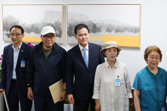 김영호 통일부 장관이 3일 오후 정부서울청사 장관실에서 열린 납북자, 북한 억류자, 국군포로 관련 단체 대표 및 억류자 가족과의 면담에서 참석자들과 인사 뒤 기념 촬영하고 있다. 연합뉴스