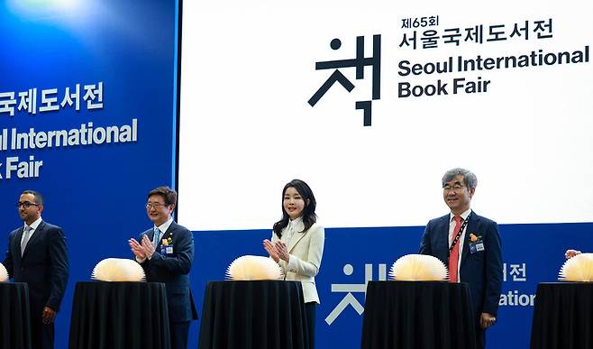 지난 6월14일 서울 강남구 코엑스에서 열린 ‘2023 서울국제도서전' 개막식에 참석한 박보균 문화체육관광부 장관(왼쪽에서 두 번째)과 윤철호 대한출판문화협회 회장(맨 오른쪽)의 모습. 둘 사이에 김건희 여사가 서 있다. 윤운식 선임기자 yws@hani.co.kr