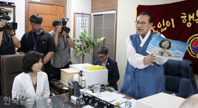 김호일 대한노인회장이 3일 서울 용산구 대한노인회에서 '노인 비하' 발언을 사과하기 위해 방문한 김은경 더불어민주당 혁신위원장 앞에서 김 위원장 사진을 손으로 때리고 있다. 고영권 기자