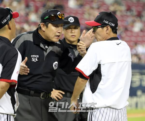 2023 KBO 프로야구 LG트윈스와 키움히어로즈의 경기가 3일 오후 서울 잠실야구장에서 열렸다. 5회말 무사 1루 박동원의 3루 땅볼 때 포구를 하던 1루수 이원석이 타자주자 박동원과 충돌한 후 비디오판독에서 수비방해로 판정이 번복되자 염경엽 감독이 나와 박기택 1루심에게 항의하고 있다. 잠실=김민규 기자 mgkim1@edaily.co.kr /2023.08.03/