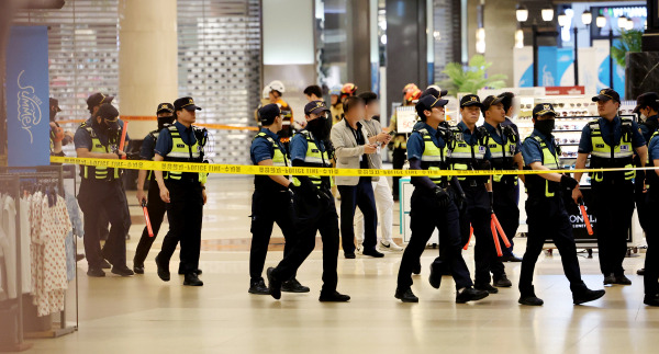 <yonhap photo-3403="">3일 오후 경기 성남시 분당구 서현역에서 묻지마 흉기 난동이 발생해 경찰이 현장을 통제하고 있다. 연합뉴스</yonhap>