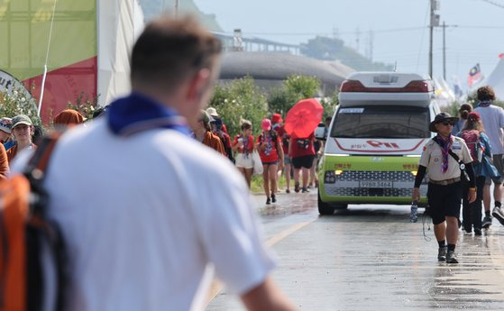 2일 전북 부안군 새만금 일대에서 열리는 ‘제25회 세계스카우트 잼버리’ 야영장에서 첫날 폭염으로 인한 온열질환자가 400여명 발생하는 등 스카우트 대원들이 폭염에 시달리고 있다. 최기웅 기자