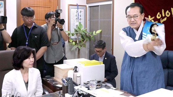 김호일 대한노인회장이 3일 서울 용산구 대한노인회 중앙회에서 노인 비하 발언 논란으로 사과 방문한 김은경 더불어민주당 혁신위원장에게 사과를 받고 면담을 하는 중 김 위원장의 사진을 손으로 때리고 있다. 국회사진기자단