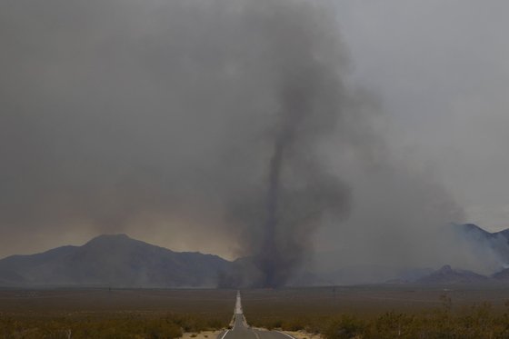 지난달 30일(현지시간) 미국 캘리포니아주 모하비 국립보호구역에서 산불로 인한 불기둥 형태의 소용돌이 현상이 발생하고 있다. AP=연합뉴스