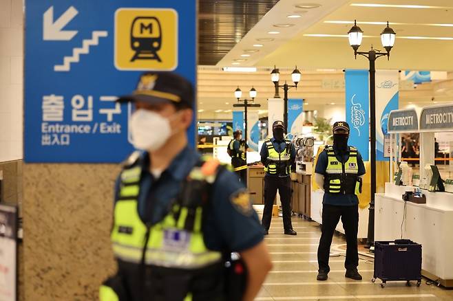 3일 오후 경기 성남시 분당구 서현역에서 묻지마 흉기 난동이 발생해 경찰이 현장을 통제하고 있다. /사진=연합뉴스