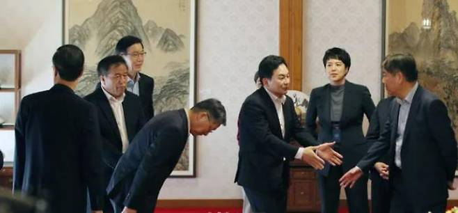 Minister of Land, Infrastructure and Transport Won Hee-ryong (center) reaches out to shake hands with President Yoon Suk-yeol’s chief of staff, Kim Dae-ki, before a meeting between senior officials in the government and the People Power Party at the prime minister’s residence in Jongno-gu, Seoul on August 2. Next to Minister Won, Lee Han-jun, president of the Korea Land & Housing Corporation (LH) bows to greet Kim. Kwon Do-hyun