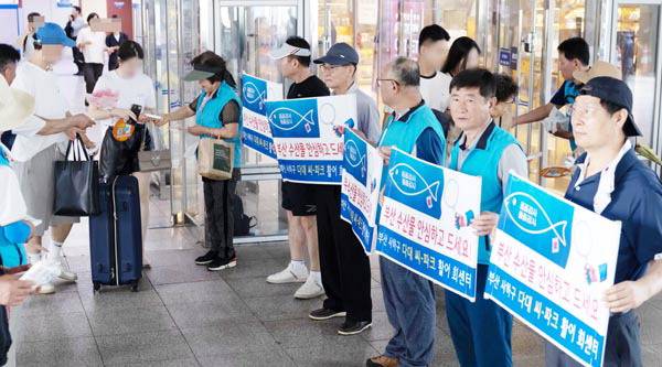 2일 동구 부산역 앞에서 상인들이 ‘전통시장 수산물 안심 캠페인’을 열고 있다. 부산시상인연합회 주관으로 열린 이 캠페인은 수산물 안전에 대한 인식 개선을 위해 마련됐다.  이원준 기자