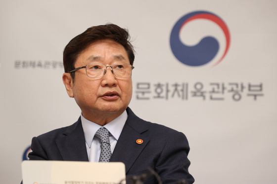 Culture Minister Park Bo-gyoon briefs the local press about the ministry's audit of the Korean Publishers Association and the Seoul International Book Fair, in Yongsan District, central Seoul, on July 24. [YONHAP]