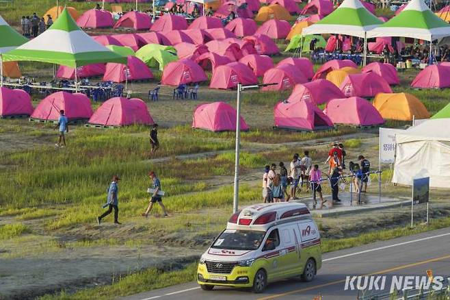 2일 오후 새만금 세계스카우트잼버리 영지 인근으로 구급차가 지나가고 있다.&nbsp; &nbsp;사진=임형택 기자