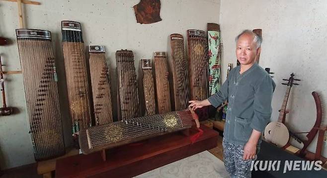 표태선 악기장이 복원해 그의 공방에 전시해 놓은 '신라금'에 대해 설명하고 있다.&nbsp; &nbsp;사진=이익훈 기자