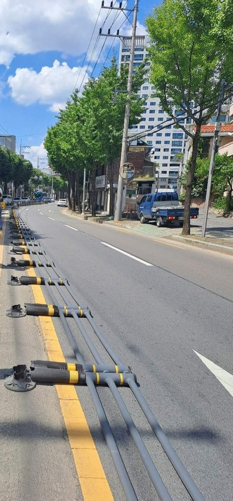 대구 낮 기온이 37.5도까지 치솟은 3일 오후 수성구 파동행정복지센터 앞 도로 중앙분리대가 폭염으로 녹아 쓰러져있다. 연합뉴스