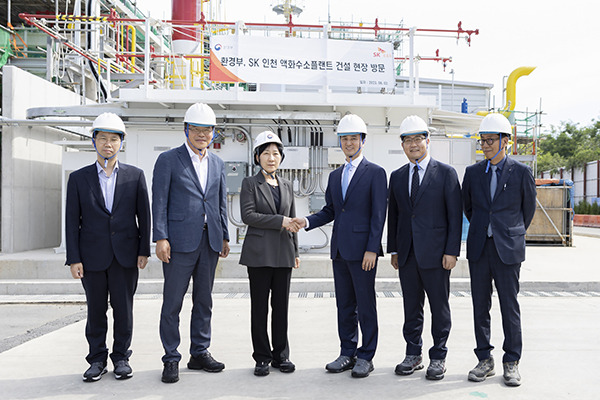 South Korean Minister of Environment Han Wha-jin, third from left, visits SK E&S Co.’s liquefied hydrogen plant in Incheon, on Aug. 2. [Courtesy of SK E&S]