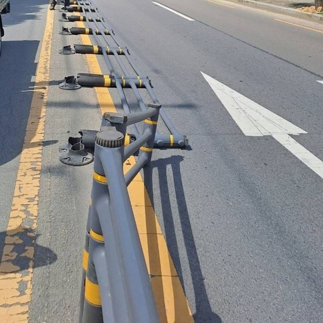 대구 낮 기온이 37.5도까지 치솟은 3일 오후 수성구 파동행정복지센터 앞 도로 중앙분리대가 폭염으로 녹아 쓰러져있다. [출처 : 연합뉴스]