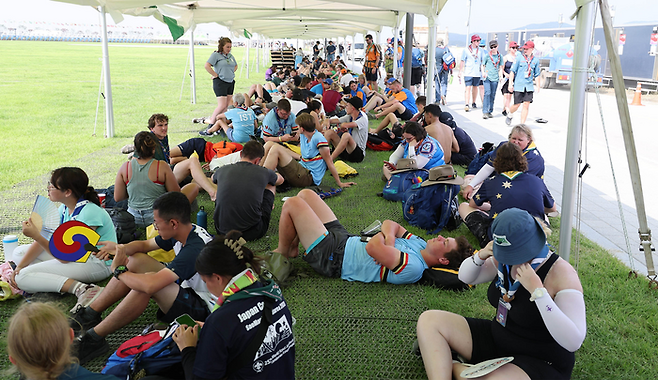 2023 새만금 세계스카우트 잼버리 개막일인 1인 전북 부안군 하서면 행사장에서 참가자들이  그늘에서 쉬고 있다. [사진=이충우기자]