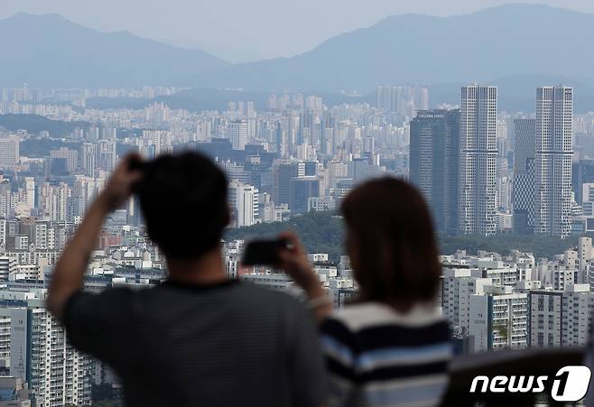 (서울=뉴스1) 박정호 기자 = 서울 아파트값이 하락을 멈추고 '추세 상승'에 들어섰다는 분석이 나온 30일 서울시 용산구 남산N타워를 찾은 시민 등이 도심 아파트단지를 바라보고 있다.   한국부동산원의 7월 4주(24일 기준) 주간 아파트 가격 동향에 따르면 서울은 전 주 대비 0.07% 상승해 직전 주(0.07%)와 같은 상승폭을 보였으며, 서울 강북 14개구가 평균 0.06% 상승, 강남 11개구는 0.08% 올라 지난주(0.07%)보다 상승폭이 소폭 커졌다. 2023.7.30/뉴스1  Copyright (C) 뉴스1. All rights reserved. 무단 전재 및 재배포 금지.