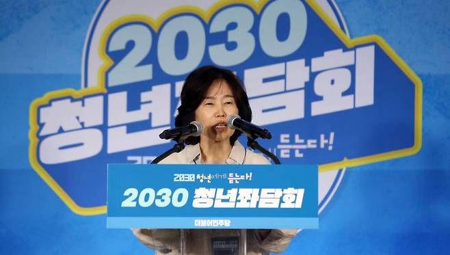 김은경 더불어민주당 혁신위원장이 30일 서울 성동구 성수동의 한 카페에서 열린 2030 청년좌담회에 참석해 인사말을 하고 있다. 2023.07.30. /사진=뉴시스