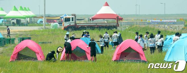 (부안=뉴스1) 유경석 기자 = 2023 새만금 세계스카우트 잼버리 개막일인 1일 전북 부안군 잼버리 야영장에서 대회 참가 대원들이 야영 준비를 하고 있다. 2023.8.1/뉴스1  Copyright (C) 뉴스1. All rights reserved. 무단 전재 및 재배포 금지.