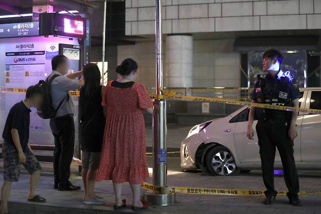 [성남=뉴시스] 조성우 기자 = 경찰이 3일 오후 차량 돌진 묻지마 흉기난동이 발생한 경기도 성남시 분당구 서현역 한 백화점 인근 인도에서 범행에 사용된 차량 주변을 통제 하고 있다. 피의자 A씨는 경차를 몰고 서현역 앞 인도로 돌진, 보행자 다수를 충격한 뒤 내려 역사 안으로 들어가 흉기를 휘두른 것으로 전해졌다. 현재 파악된 부상자는 차량 충격 4명에 흉기 피해 9명 등 13명이다. 2023.08.03.