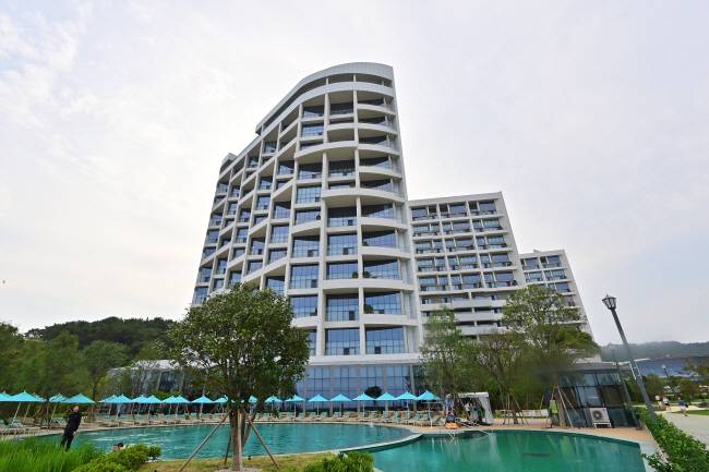 빌라쥬 드 아난티에서 비회원이 묵을 수 있는 호텔 ‘아난티앳부산’. 전 객실이 복층이라 크고 높은 창으로 바다가 내려다보인다.