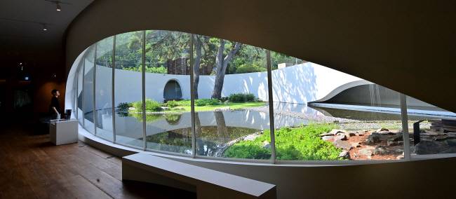 기장 임랑리의 ‘청암 박태준 기념관’은 빼어난 건축적 아름다움이 돋보이는 곳이다. 가운데 수(水)정원을 두고 주변으로 돌려 지은 건축물의 창을 통해 정원을 볼 수 있도록 해놓았다.