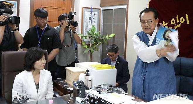 [서울=뉴시스] 김선웅 기자 = 김호일 대한노인회장이 3일 서울 용산구 대한노인회 중앙회에서 노인 비하 발언 논란으로 사과 방문한 김은경 더불어민주당 혁신위원장에게 사과를 받고 면담을 하는 중 김 위원장의 사진을 손으로 때리며 노인 분노를 표현하고 있다. 2023.08.03. mangusta@newsis.com