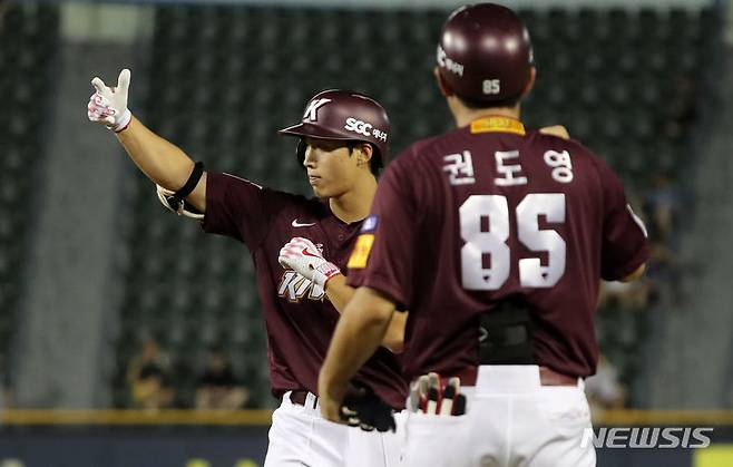 [서울=뉴시스] 김명년 기자 = 2일 서울 송파구 잠실야구장에서 열린 2023 프로야구 KBO리그 키움 히어로즈 대 LG 트윈스의 경기, 7회 초 1사 1루 상황, 키움 이주형이 안타를 치고 세리머니를 하고 있다. 2023.08.02. kmn@newsis.com