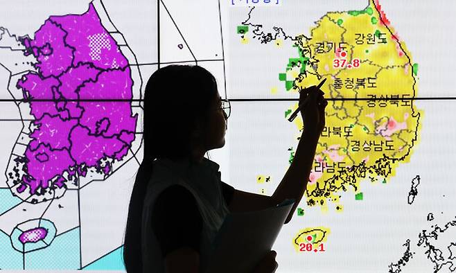 전국 대부분 지역에 폭염 경보가 내려진 2일 경기도 수원시 권선구 수도권기상청에서 예보관이 기온을 보여주고 있다. 연합뉴스