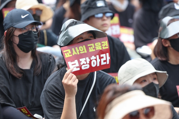 서울로 모인 전국 교사들 ‘교육권 보장하라’ - 전국 각지에서 모인 교사들이 29일 서울 종로구 경복궁역 사거리 인근에서 열린 공교육 정상화를 위한 집회에서 팻말을 들고 있다. 2023.7.29  연합뉴스