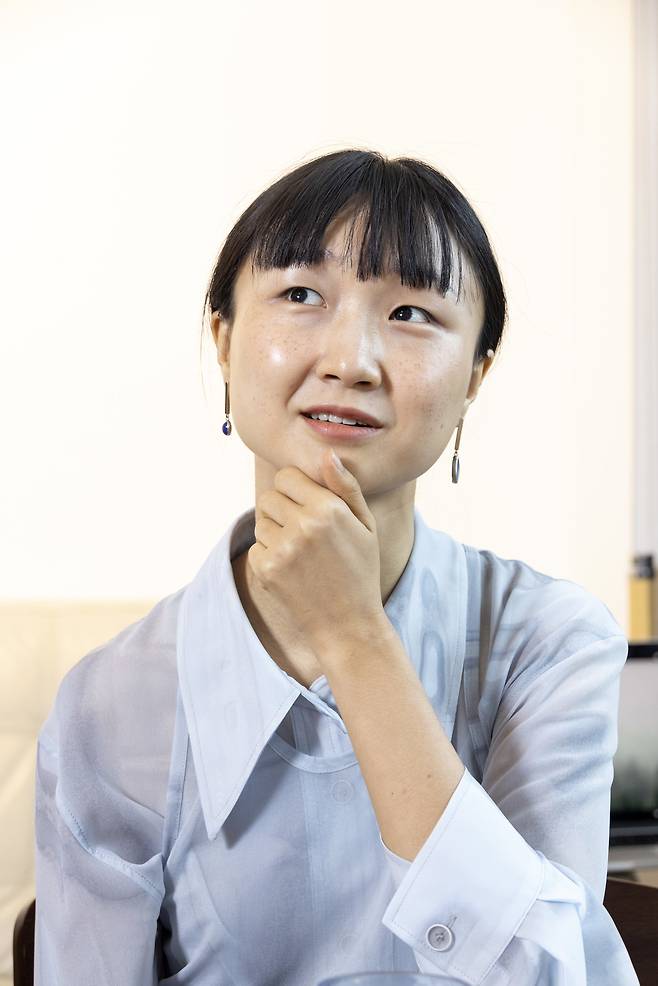 최근 드라마를 쓰고 있는 이슬아 작가는 자신의 '본진'이 출판계라고 말한다. ⓒ시사IN 조남진