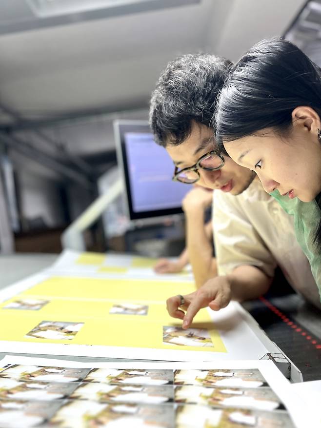 인쇄 상태를 점검하는 이슬아 작가(오른쪽)와 이훤 작가. ⓒ디플롯 제공