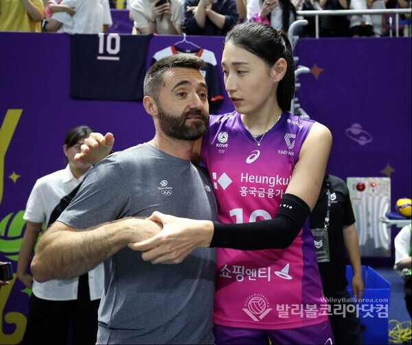 흥국생명 김연경과 세자르감독.