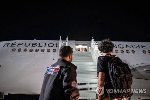 니제르서 이륙 준비 중인 프랑스 국적기 [MEAE 제공/AFP 연합뉴스, 재판매 및 DB 금지]