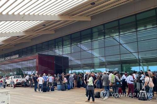 니제르 니아메 국제공항 터미널의 탈출 행렬 [AFP 연합뉴스, 재판매 및 DB 금지]