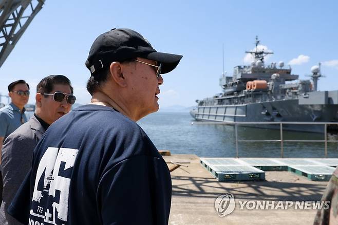 윤 대통령, 여름 휴가 중 진해 해군기지 내 군항 방문 (서울=연합뉴스) 진성철 기자 = 여름휴가 중인 윤석열 대통령이 3일 경남 진해 해군기지에서 초계함 천안함을 상징하는 'PCC-722' 문구가 새겨진 모자와 천안함 티셔츠를 착용하고 군항을 둘러보고 있다.  2023.8.3  [대통령실 제공. 재판매 및 DB 금지] zjin@yna.co.kr