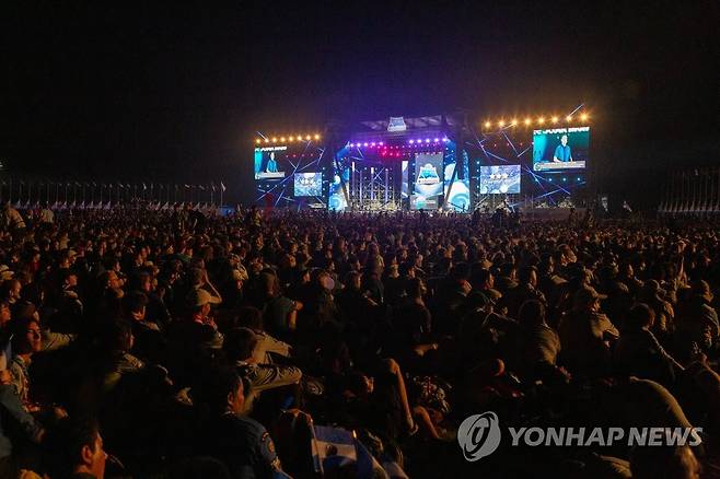 세계잼버리 개영식 (부안=연합뉴스) 2023 새만금 세계스카우트 잼버리가 열린 지난 2일 스카우트 대원들이 공연을 관람하고 있다. 2023.8.3 [세계스카우트연맹 제공. 재판매 및 DB 금지] warm@yna.co.kr