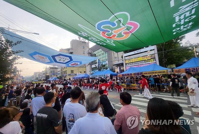 홍천 맥주축제 전야제...축제 열기 고조 (홍천=연합뉴스) 이상학 기자 = 2일 오후 강원 홍천군 홍천읍 홍천시장 일대에서 '홍천강 별빛축제 맥주축제'를 축하하는 전야제가 행사가 다채롭게 열렸다. 전야제는 3일 본 행사를 앞두고 시내에서 축제를 열어 실질적인 지역경기 활성화를 꾀하고자 열리게 됐다. 2023.8.2 hak@yna.co.kr