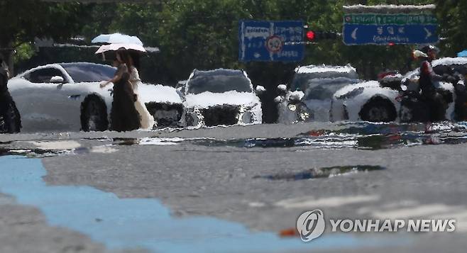 열기로 일렁이는 도심 [연합뉴스 자료사진]