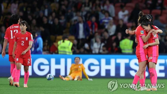 한국 여자축구, 세계 2위 독일과 값진 무승부 (브리즈번=연합뉴스) 김주성 기자 = 3일 오후(한국시간) 호주 퀸즐랜드주의 브리즈번 스타디움에서 열린 2023 국제축구연맹(FIFA) 호주·뉴질랜드 여자월드컵 H조 3차전 한국 대 독일 경기. 1-1 무승부로 경기를 마친 한국 선수들이 서로를 격려하고 있다. 2023.8.3 utzza@yna.co.kr