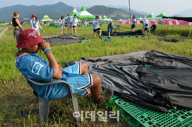 1일 팔레트 위에 텐트를 설치려고 준비 중인 참가자 모습(사진=세계스카우트연맹 사무국 제공)