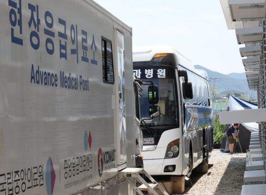 3일 오후 전북 부안군 새만금 세계스카우트 잼버리 야영지 내 잼버리 병원 앞에 현장응급의료소가 설치돼 있다(사진=연합뉴스).