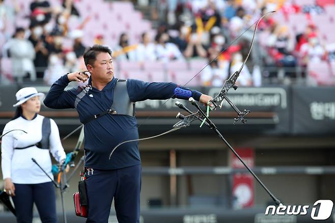 4일 오후 광주 북구 광주-기아챔피언스필드에서 '2022 프로야구 신한은행 SOL KBO리그' 키움 히어로즈와 KIA 타이거즈의 경기에 앞서 양궁 국가대표 오진혁이 과녁을 향해 활을 쏘고 있다. 2022항저우아시안게임 양궁 국가대표 8명은 이날 소음 및 관중적응 훈련을 위해 야구 경기장을 찾았다. 2022.5.4/뉴스1 ⓒ News1 황희규 기자