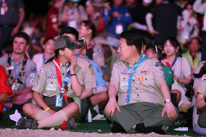 윤석열 대통령이 2일 전북 부안군 새만금 일원에서 열린 '2023 새만금 제25회 세계스카우트 잼버리' 개영식에 참석해 옆자리에 앉은 대원과 대화를 나누고 있다. 2023.8.2/뉴스1