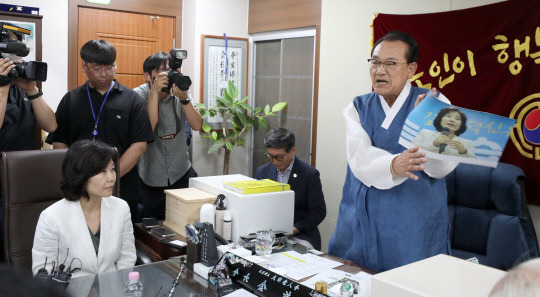 3일 용산 대한노인회 중앙회에서 김호일 회장이 노인폄하 발언 사과를 위해 방문한 김은경 더불어민주당 혁신위원장과 면담 중 위원장의 뺨 대신 사진을 때리고 있다. 사진=연합뉴스